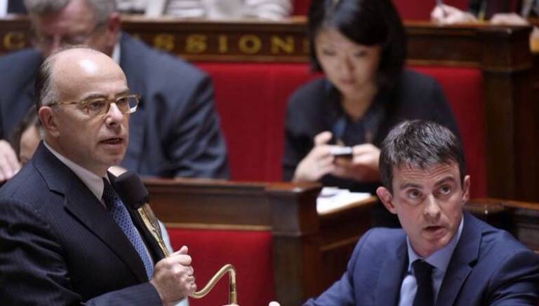 وزير الداخلية الفرنسي (يسارا) رفقة رئيس الحكومة، صورة جريدة لوفيغارو