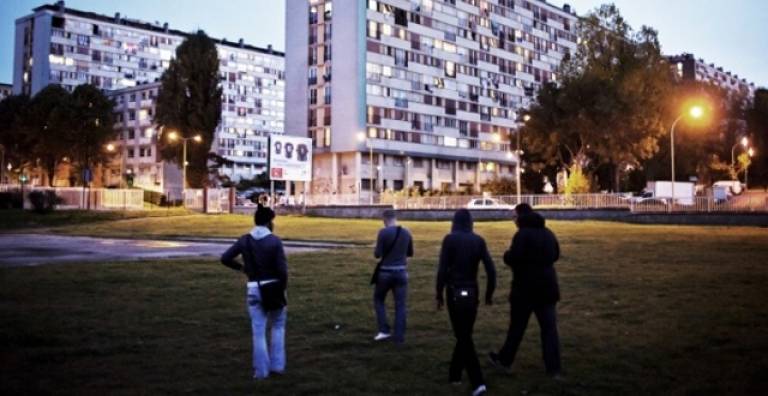 Dans les banlieues de Paris, les jeunes se plaignent de discrimination