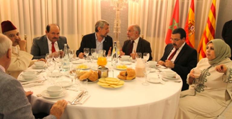 بلديّة برشلُونة تفتح قصر ملك إسبانيا لإفطار رمضانيّ مغربيّ