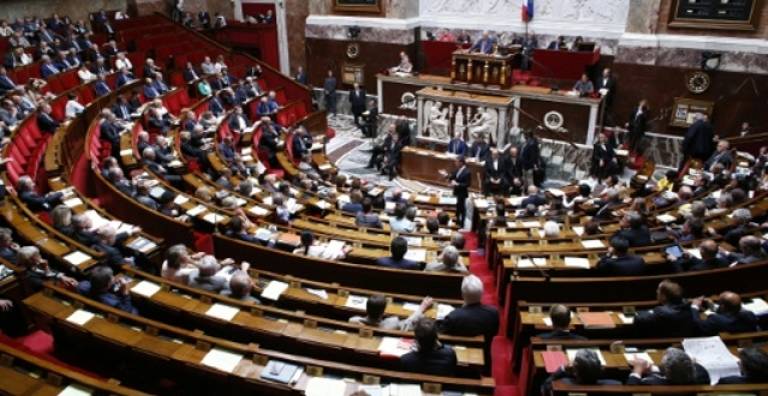France : les députés votent un projet de loi pour faciliter « les conditions de vie des résidents légaux »
