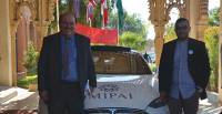 M. Abdellah Boussouf a accompagné M. Ayoub Makhloufi à bord d&#039;un véhicule éléctrique de la caravane &quot;Light Us&quot;