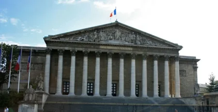 تقرير حكومي فرنسي يؤكد أن فرنسا “لم تعد بلدا كبيرا جدا للهجرة”