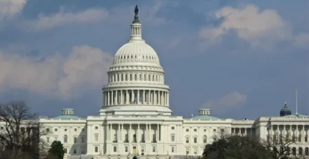 الآلاف يتجمعون أمام الكونجرس للمطالبة بإصلاح نظام الهجرة