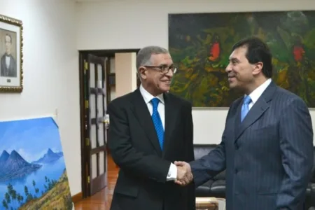 السفير المغربي في غواتيمالا خلال استقباله من طرف وزير الخارجية الغواتيمالي السنة الماضية - صورة مأخوذة عن جريدة La hora.