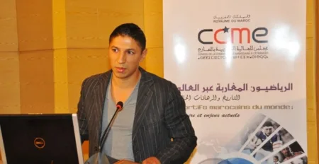 البطل الهولندي العالمي من أصل مغربي فكري التجارتي أثناء مشاركته في ندوة "الرياضيون المغاربة عبر العالم"