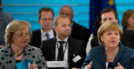 قمة الاندماج في ألمانيا: جذب أصحاب الكفاءات وانفتاح على المهاجرين المستشارة الألمانية خلال قمة الاندماج السادسة. صورة من موقع دوتشي فيلي (DW)