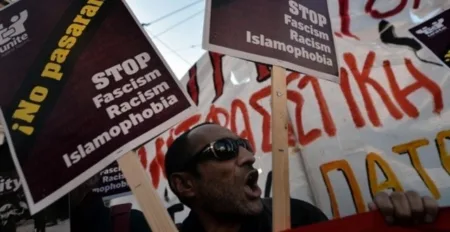 جانب من مظاهرة مناوئة للعنصرية في اليونان. الصورة مأخوذة عن موقع مجلة "لو نوفيل أوبسيرفاتور" الفرنسية