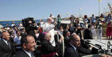 بابا الفاتكان ينتقد “لامبالاة” العالم اتجاه المهاجرين