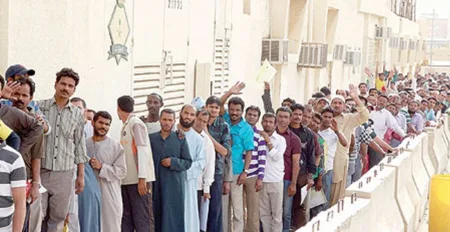 السعودية تمدد مهلة تصحيح أوضاع العمالة المخالفة حتى نونبر 2013 أحد مواقع مديرية الجوازات في العاصمة الرياض (صورة لجريدة الشرق الاوسط)