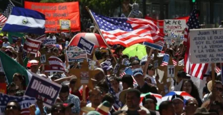 من بروكلين.. مهاجرون يطالبون بتعديل قانون الهجرة الامريكي محامون يتظاهرون للمطالبة باصلاح قانون الهجرة في لوس انجليس/ أ.ف.ب