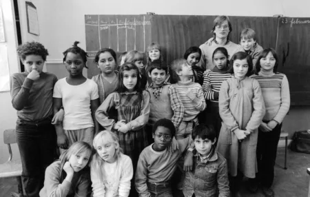 محكمة لاهاي ترفض تعليم اللغة الأصلية في المدارس الابتدائية الهولندية تلاميذ من أصل أجنبي في أحد الأقسام الابتدائية بروتردام (مصدر الصورة: معرض ذاكرة)