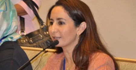 حنان بن خلوق خلال مشاركتها في ملتقى مغربيات من هنا وهناك (صورة لموقع هيسبريس)