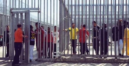 صورة لأحد مراكز احتجاز المهاجرين بإيطاليا مأخوذة من موقع (BFMTV)