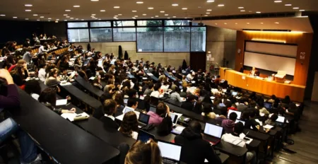 18 % من خريجي المدارس العليا والجامعات المغربية يتوجهون للعمل في الخارج