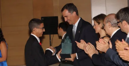 الملك فيليبي السادس يتوج شابا مغربيا بجائزة «أمير خيرونا» محمد العمراني لحظة تسليم الجائزة من طرف العاهل الإسباني