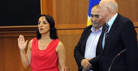 فضيلة لعنان كاتبة دولة في حكومة بروكسيل فضيلة لعنان تؤدي اليمين في برلمان بروكسيل