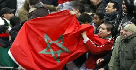 شباب مغاربة في ملعب فرنسا. صورة لجريدة Le Figaro