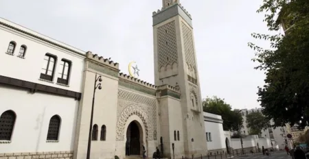 ممثلو مسلمي فرنسا يدعون أئمة المساجد إلى إدانة العنف في خطبة الجمعة مصدر الصورة: صحيفة لوفيغارو الفرنسية