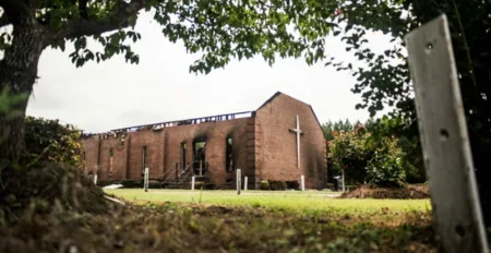 الجالية المسلمة في شارلستون الأمريكية تتبرع لإعادة فتح كنائس استهدفتها العنصرية