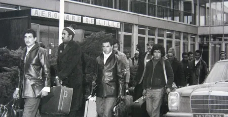 مائدة مستديرة حول موضوع الحماية الاجتماعية للمهاجرين المغاربة: حالة فرنسا وإسبانيا مهاجرون مغاربة يصلون إلى مطار ليل الفرنسي