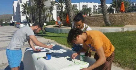 شباب من الهجرة المغربية يبدعون لوحة تشكيلية بمناسبة الذكرى الأربعينية للمسيرة الخضراء