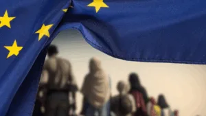 مهاجرون على متن قارب في البحر الأبيض المتوسط، في سياق تقرير المنظمة الدولية للهجرة حول تراجع الهجرة بحرا نحو أوروبا