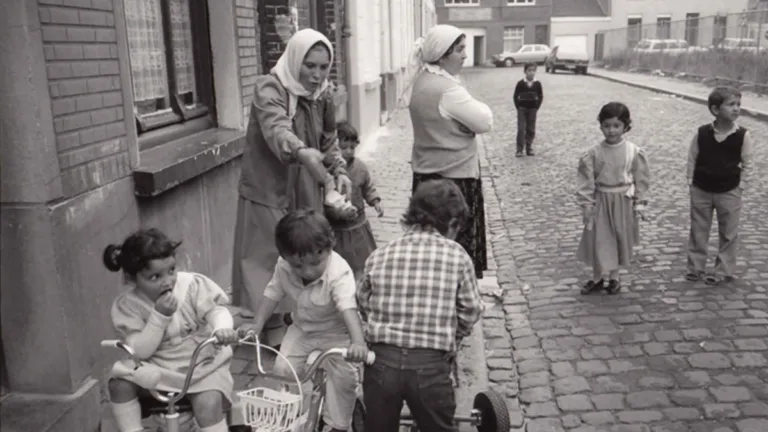 مغاربة من أجــل العمــل… وإعــادة الإعمــار السكانــي مغاربة من أجــل العمــل... وإعــادة الإعمــار السكانــي