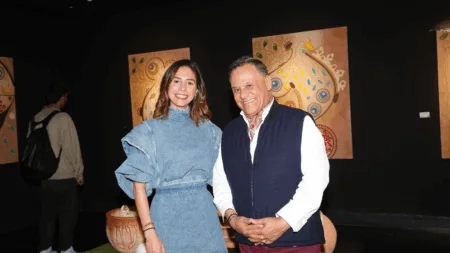 إيناس شقرون تعرض في جنيف: رحلة بصرية في دورة الحياة والأنوثة