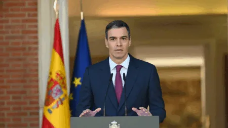 بيدرو سانشيز يدافع عن سياسة منفتحة وإنسانية للهجرة في مؤتمر السفراء بيدرو سانشيز يدافع عن سياسة منفتحة وإنسانية للهجرة في مؤتمر السفراء