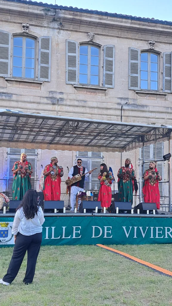 Prestation de musique gnaouie lors du Festival Vivier(s) de BD à Viviers