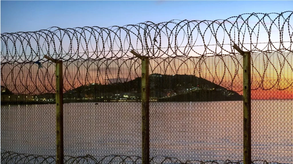 مذكرة بحثية أوروبية ترصد تداعيات أزمة يوليوز على التعاون مع المغرب الحدود بين المغرب ومدينة سبتة، موضوع مذكرة البرلمان الأوروبي حول أزمة الهجرة