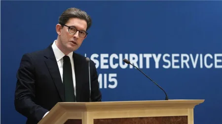 حذر جهاز الاستخبارات البريطاني MI5 من تحول العداء المتطرف للمهاجرين والمسلمين إلى مخططات إرهابية تستهدف المساجد ومواقع اللجوء، مع دور متزايد للإنترنت.