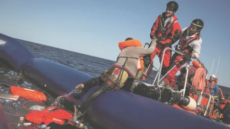 الأمم المتحدة: تهريب المهاجرين عبر البحر إلى أوروبا يدر 509 ملايين دولار سنويا قارب يقل مهاجرين في عرض البحر الأبيض المتوسط في طريقهم نحو أوروبا